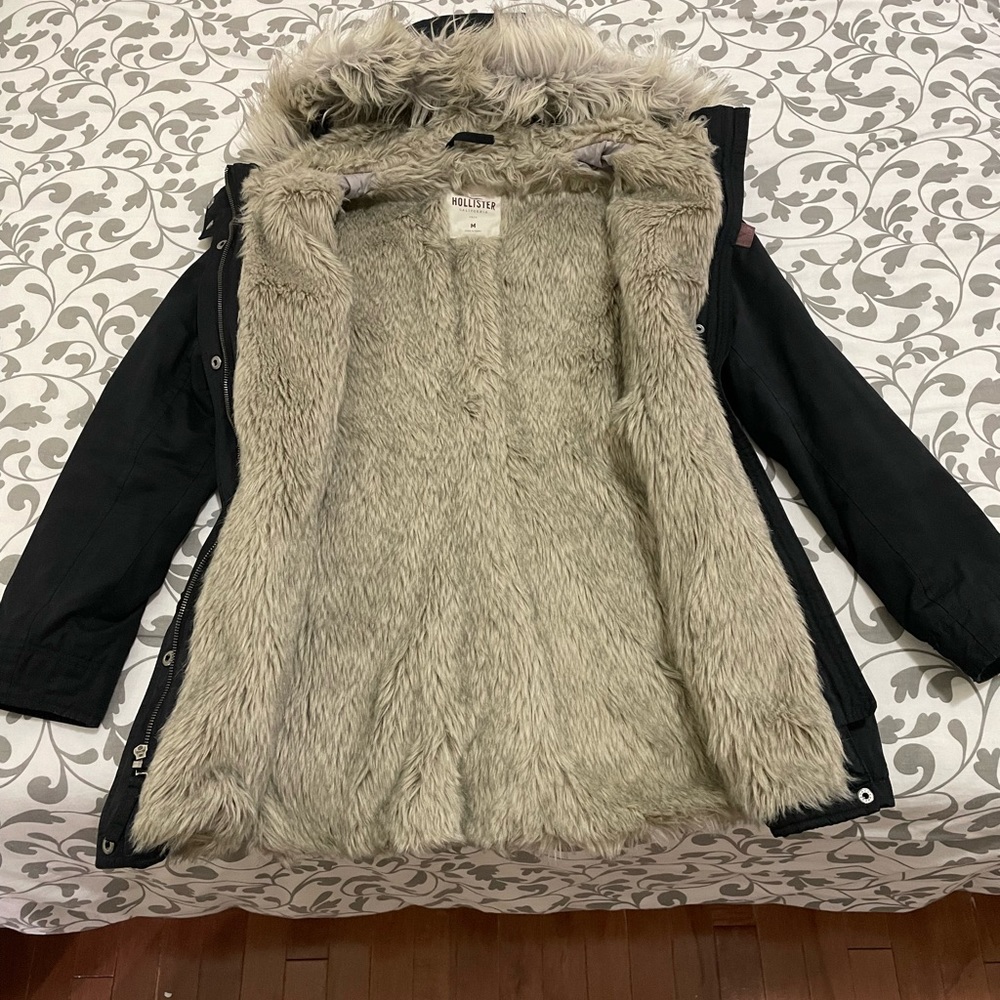 Black hollister winter jacket in size M